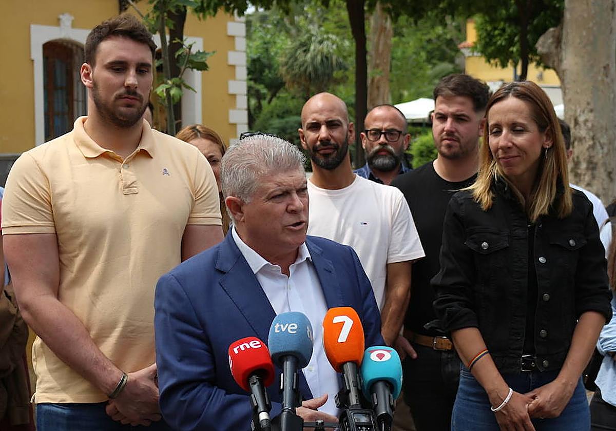 José Vélez, junto a Víctor Navarro y Esther Nevado, este domingo en Murcia.