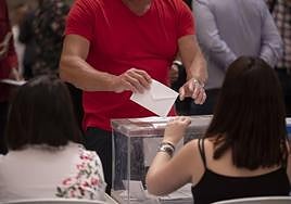 Un ciudadano deposita su voto en la urna en los comicios de 2019.