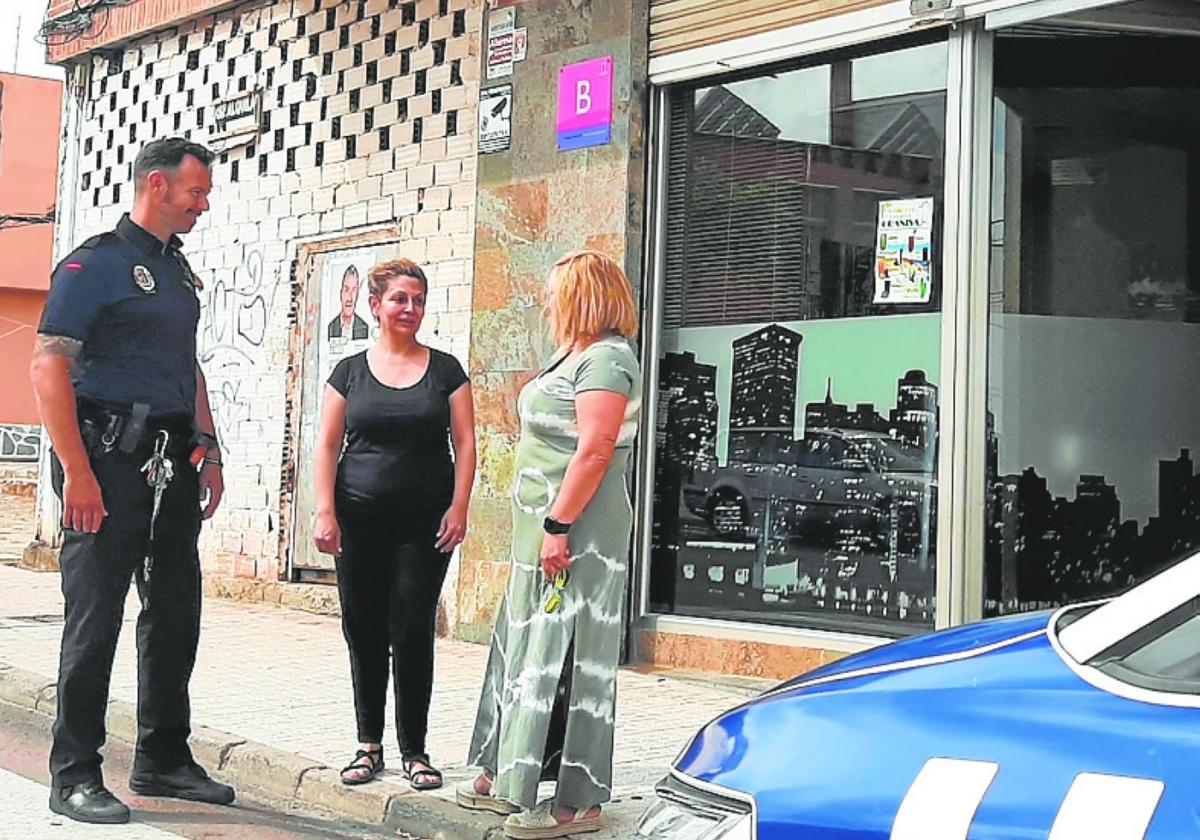 Diego Segado, con la dueña y una empleada del bar.