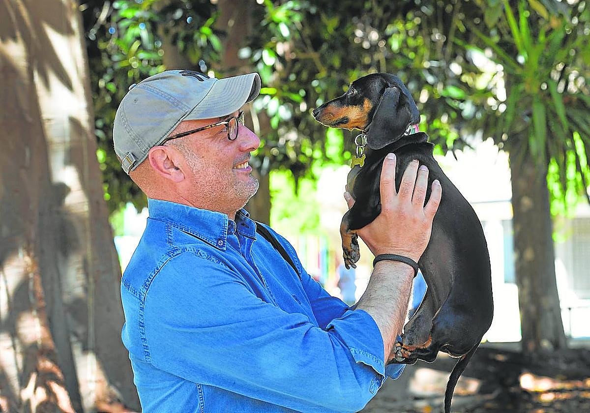 Pedro García Rex junto a su perra Ayla.