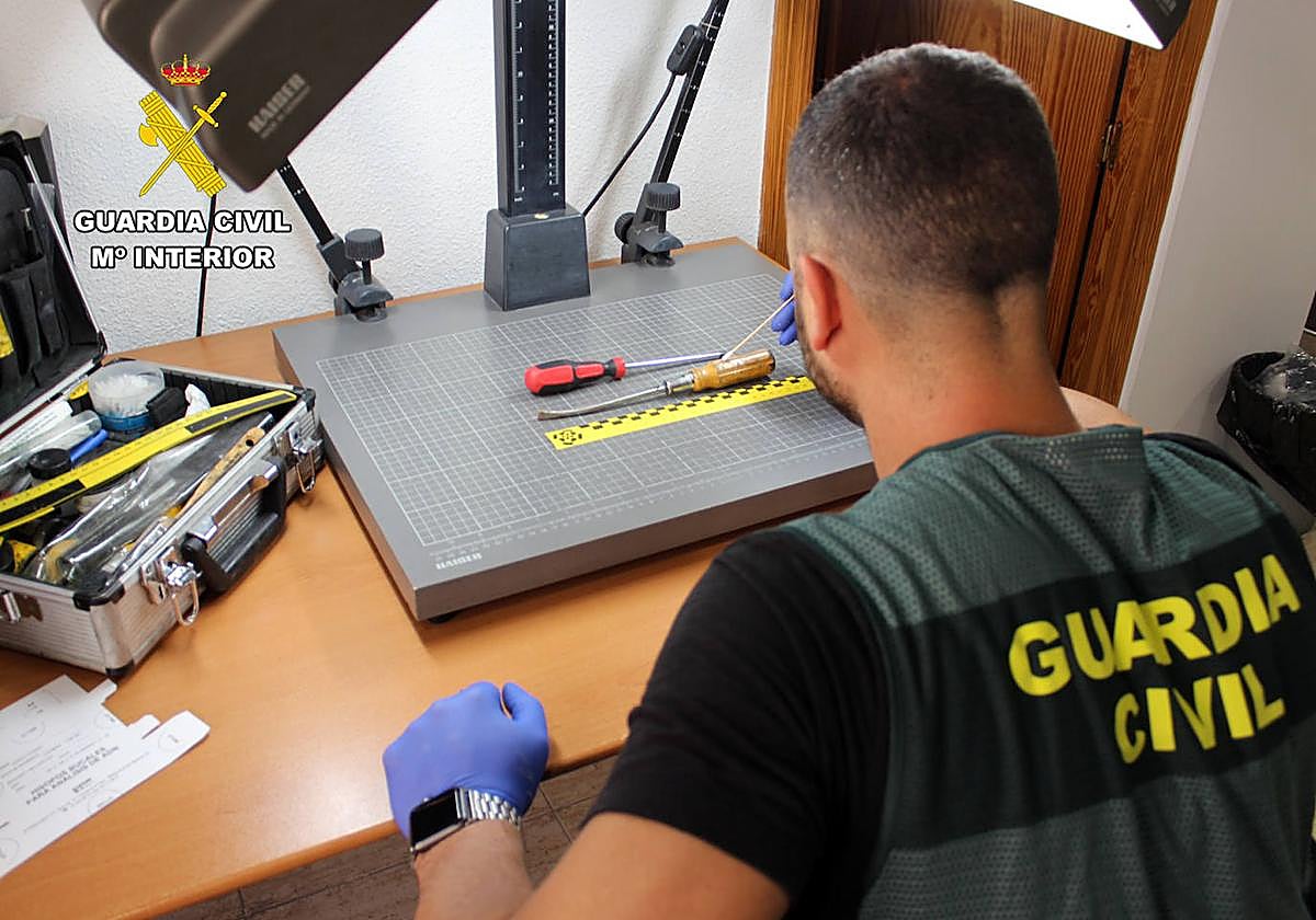 Un agente, durante la investigación.