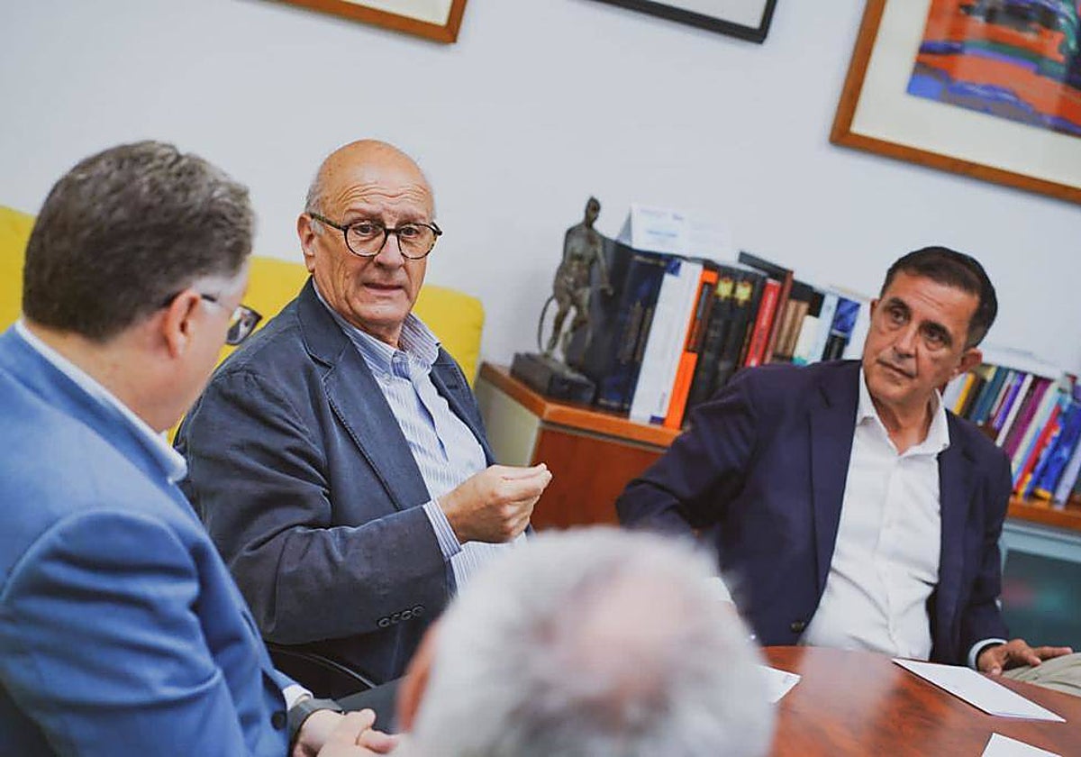El candidato socialista, José Antonio Serrano (derecha), este lunes junto con Antonio Castillo, presidente de la Asociación de Empresarios del Polígono Industrial Oeste.