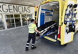 Un técnico sanitario prepara una ambulancia del 061, en una imagen de archivo.