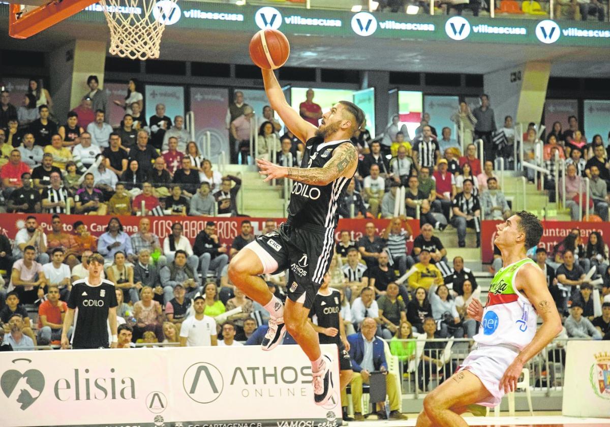 El base canario Víctor Aguilar, durante el partido de ascenso a LEB Oro contra el Zornotza.