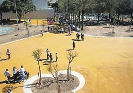 Vecinos de San Javier pasean por el parque Almansa tras la finalización de las obras de remodelación el pasado mes de marzo.