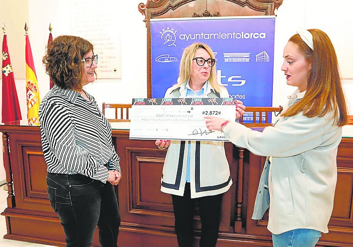 Tenza, Morales y Jódar, ayer, en la entrega del cheque.