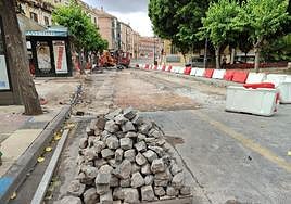 Los bloques de basalto apilados en un lateral de la plaza de Camachos.