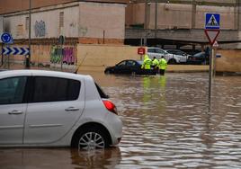 Imagen de varios coches afectados por la lluvia este martes en Cartagena.