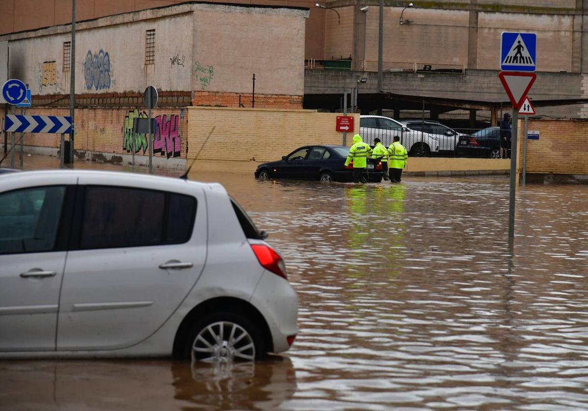 Imagen de varios coches afectados por la lluvia este martes en Cartagena.