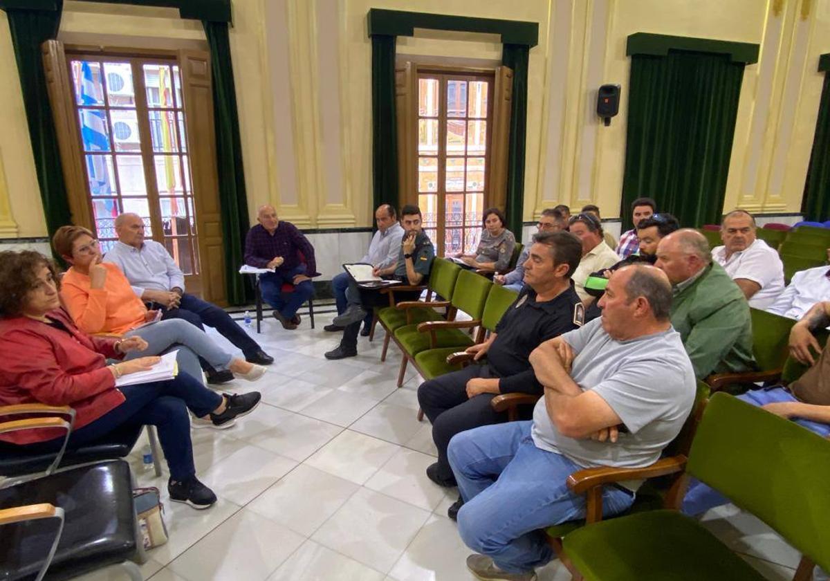 La delegada del Gobierno (i) y la alcaldesa, en la reunión con los agricultores en Jumilla.