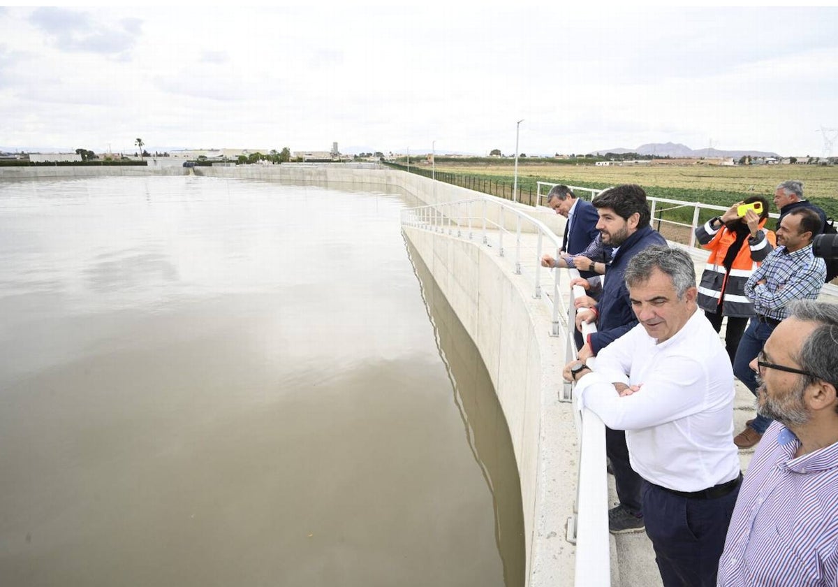 López Miras y Juan María Vázquez observan este martes el agua retenida en el tanque de tormentas.