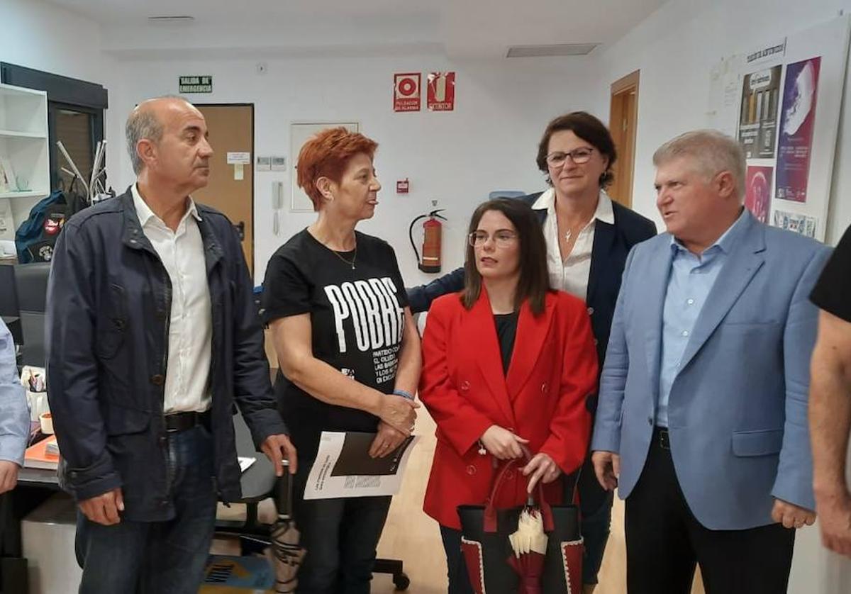 José Vélez (d) junto a miembros de su candidatura y la presidenta de EAPN, Rosa Cano.