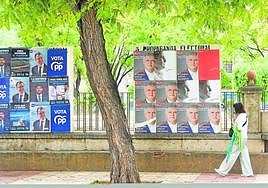 Carteles electorales de Partido Popular y PSOE en los paneles instalados junto al río a su paso por La Glorieta.