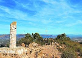 Vértice geodésico y cruz de la cumbre del monte Miravete.