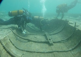 El barco fenicio 'Mazarrón II', en 2008, cuando se abrió el 'sarcófago' donde se conserva para comprobar cuál era su estado.