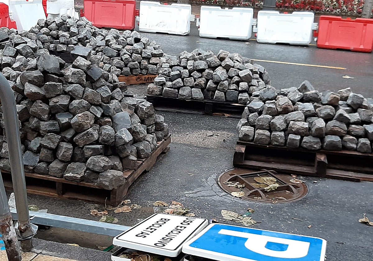 Adoquines de basalto apilados en la plaza de Camachos, el pasado martes.