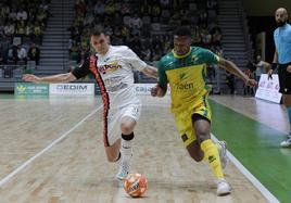 Marcel, de ElPozo, intenta frenar el avance del local Renato, anoche en el Olivo Arena de Jaén.