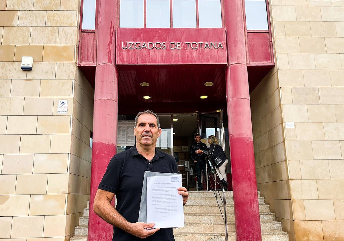 El exedil Isidro Coy muestra la denuncia, al salir de los juzgados de Totana.