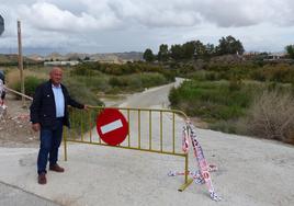 Pedro Sosa en el paso del río cerrado por las lluvias.