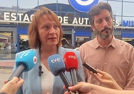 María Marín y Victor Egío, en la puerta de la estación de autobuses de Murcia.