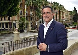 José Antonio Serrano con el Ayuntamiento de Murcia a sus espaldas, el pasado 18 de mayo.