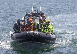 Un equipo médico del 061 atiende a un herido en pleno traslado en una lancha de la Armada.