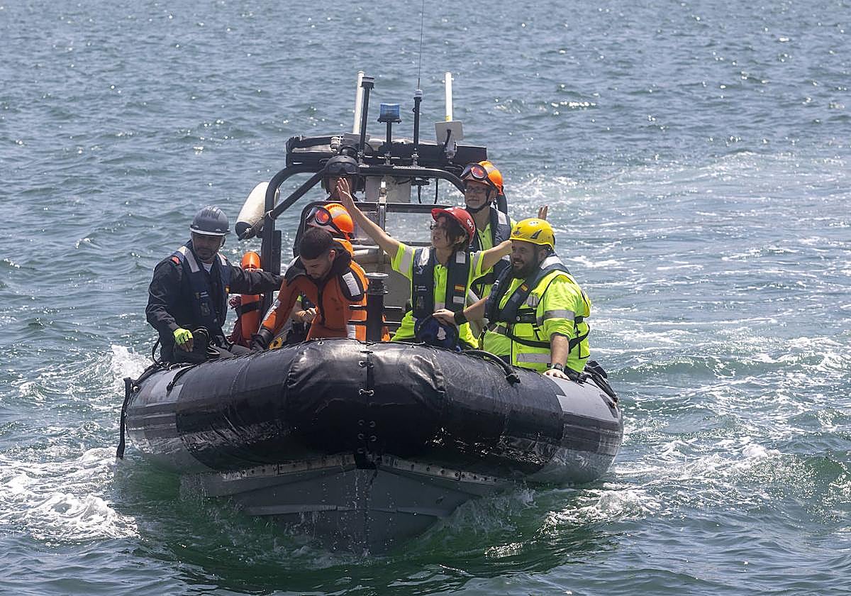 Un equipo médico del 061 atiende a un herido en pleno traslado en una lancha de la Armada.