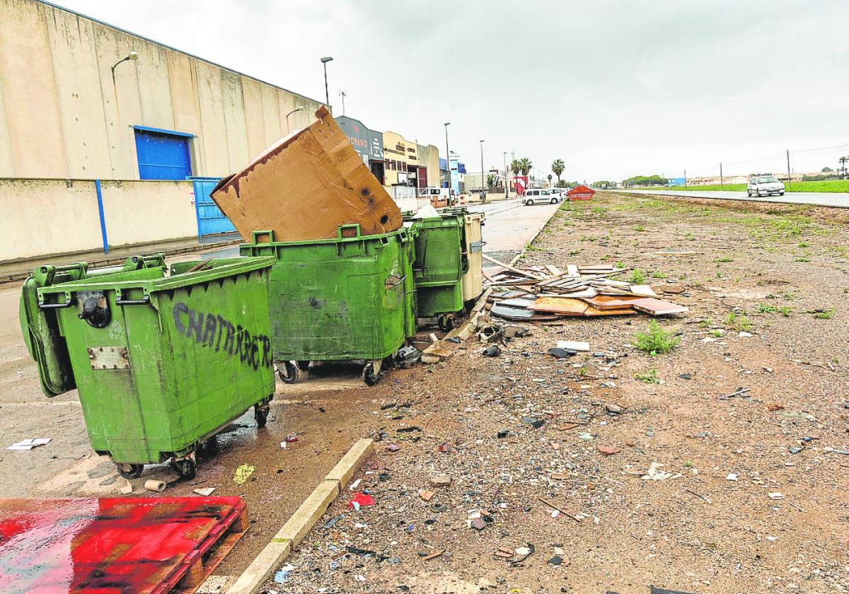 Una zona de contenedores del polígono de La Palma, con restos de maderas y papeles fuera.