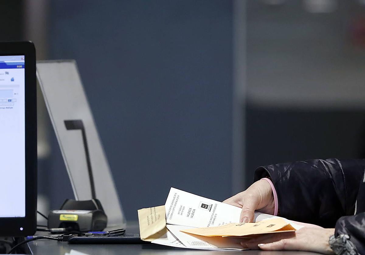 Una ciudadana solicita su voto por correo.