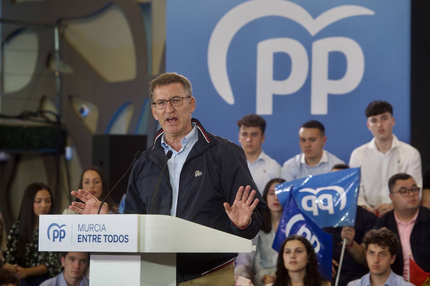 Las imágenes del mitin de Feijóo en Murcia