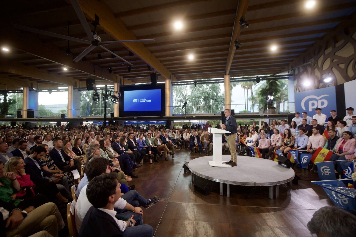 Las imágenes del mitin de Feijóo en Murcia