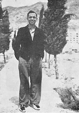 Imagen - En su tierra natal. Fotografía del archivo del poeta Miguel Hernández en su pueblo, Orihuela, con esparteñas.