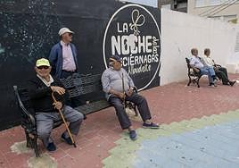 Vecinos de Albudeite comentan en la calle los hechos ocurridos en su localidad durante los últimos días.