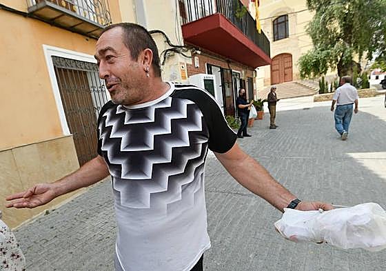 Jesús Casales, uno de los detenidos en la operación contra la compra de votos en Albudeite, este viernes, frente al Ayuntamiento.