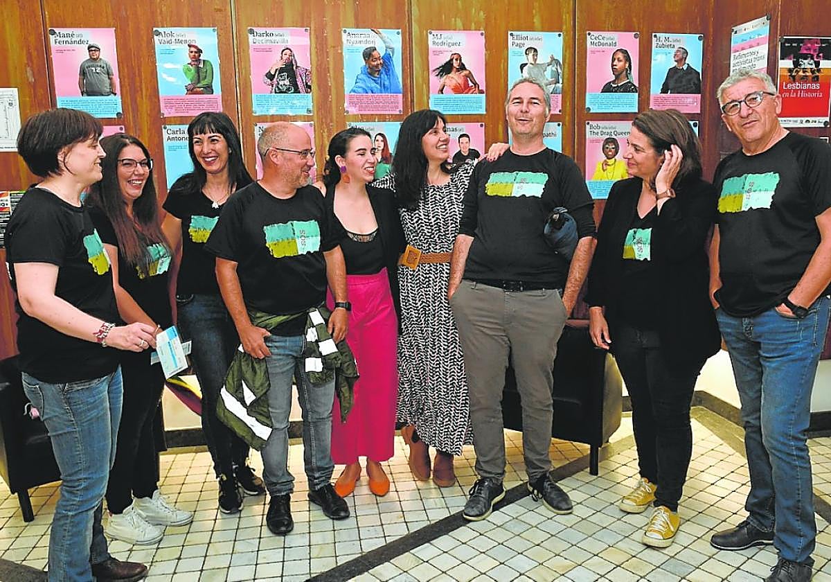 Vecinos y la autora del documental, ayer, en la Filmoteca Regional.