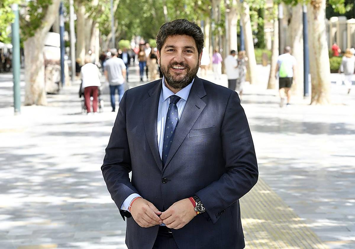 Fernando López Miras, ayer por la tarde, en la avenida Alfonso X el Sabio de Murcia.