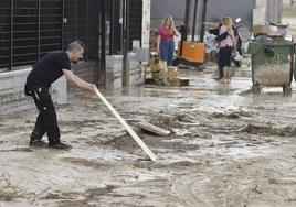 Un vecino de Molina trabaja para intentar arreglar una calle arrasada por la lluvia.