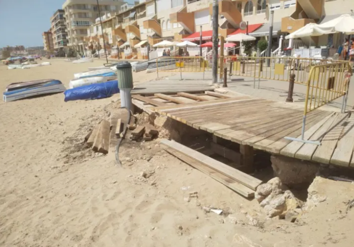 Tablas en mal estado en la senda de La Mata