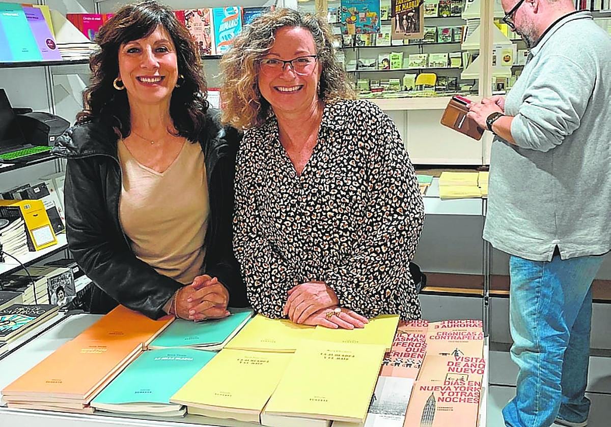 Teresa Vicente y María Pilar Conn ayer en la Feria del Libro de Madrid.