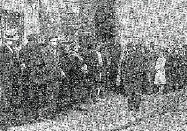 Fotografía publicada en LA VERDAD de las elecciones de 1933 cuando votaron las mujeres.