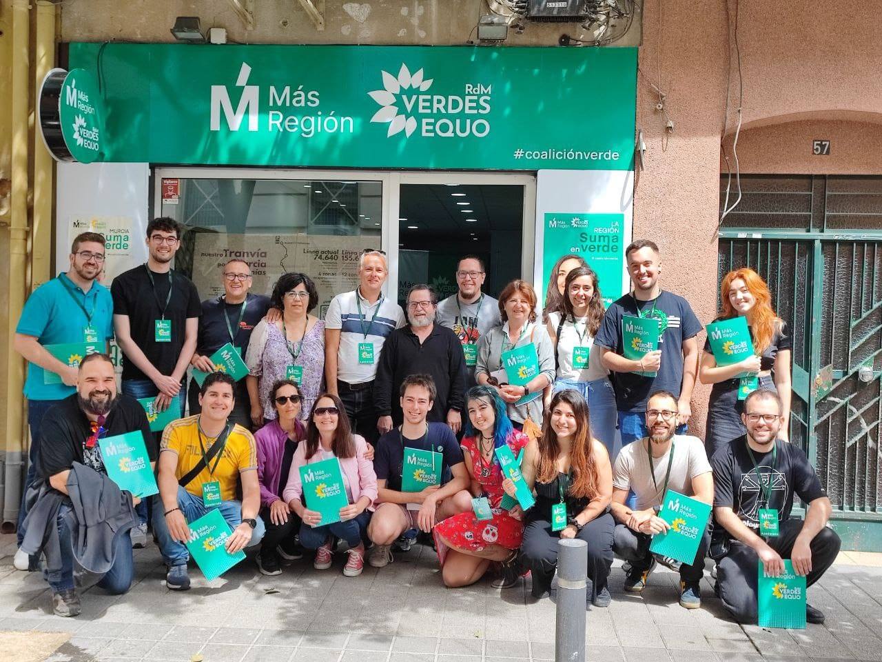 La candidata de Más Región - Equo, Helena Vidal, pasa la mañana en la sede con los apoderados.