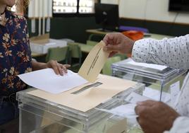 Un elector deposita su voto en un colegio electoral de Murcia este domingo.