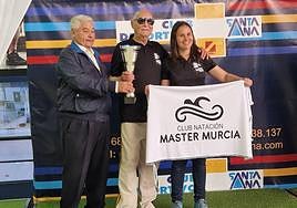 El nadador Roberto Alberiche (medio).