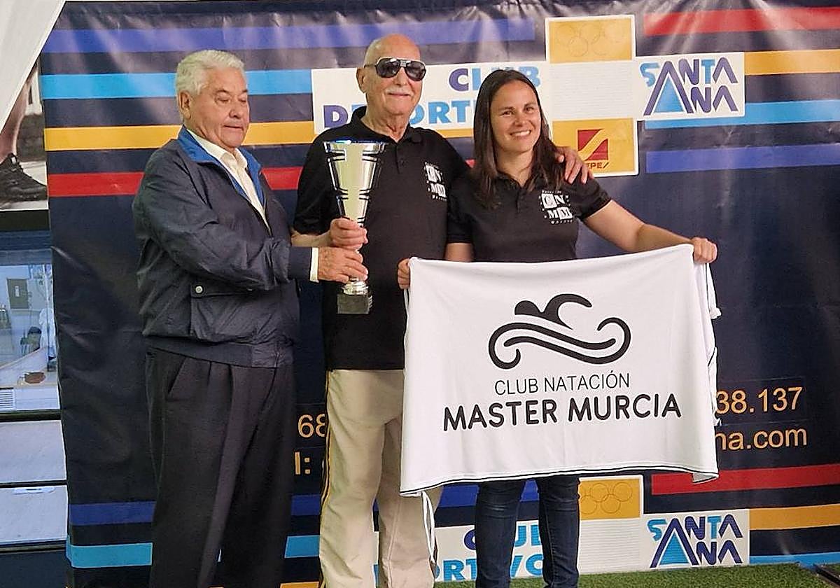 El nadador Roberto Alberiche (medio).