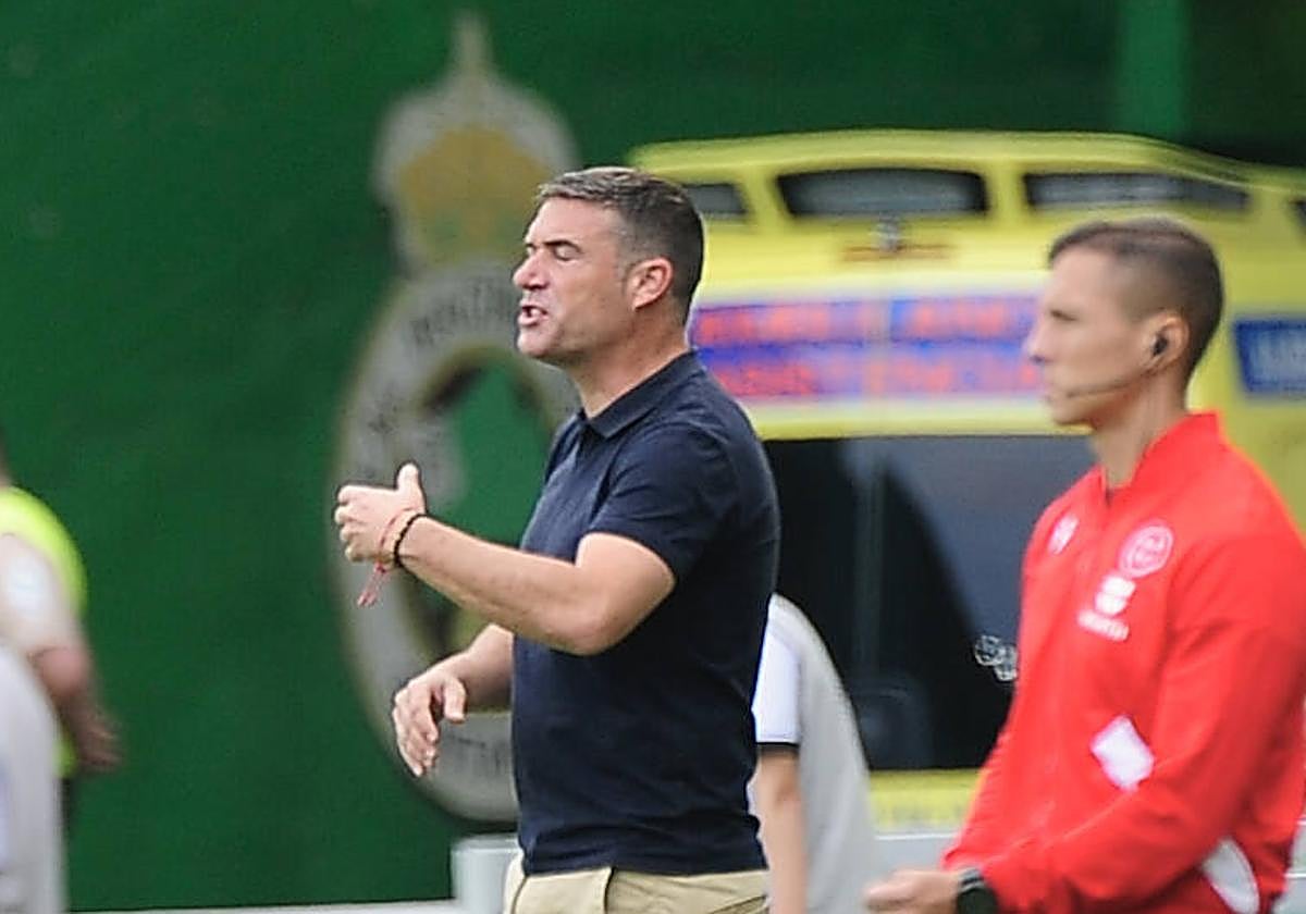 Luis Carrión en el área técnica del Sardinero.