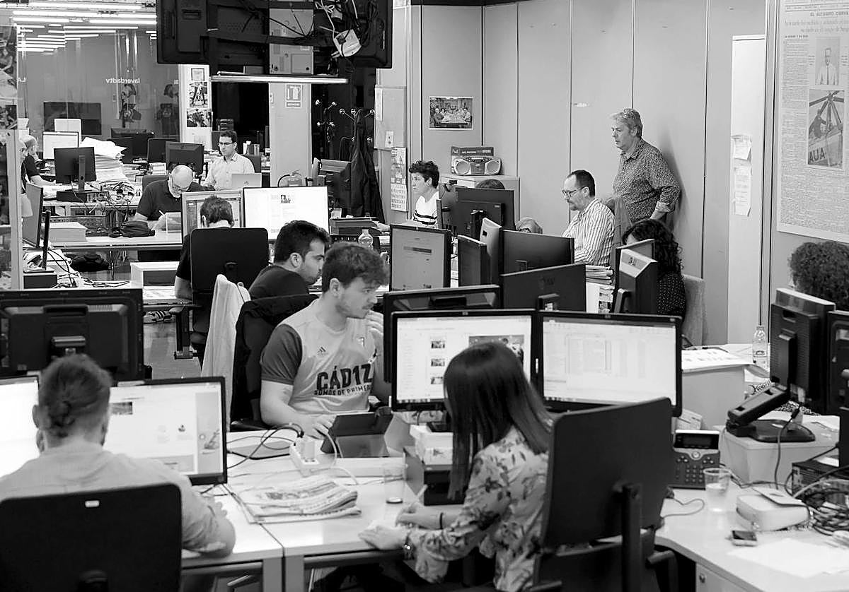 A la derecha, de pie, el director de LA VERDAD supervisa el trabajo de la Redacción.