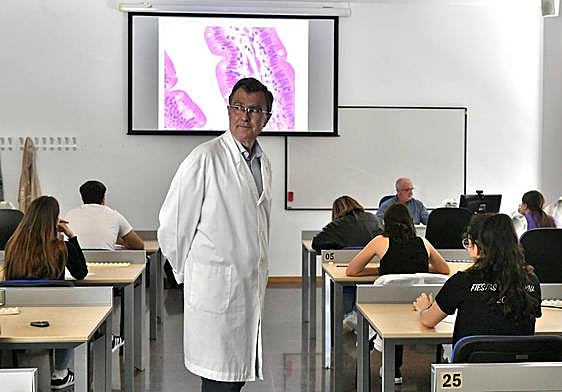 José Ballesta, este lunes, examinando a sus alumnos en el Campus de la Salud.