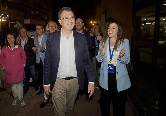 José Ballesta y Rebeca Pérez (PP) celebran los resultados de las elecciones del 28-M.