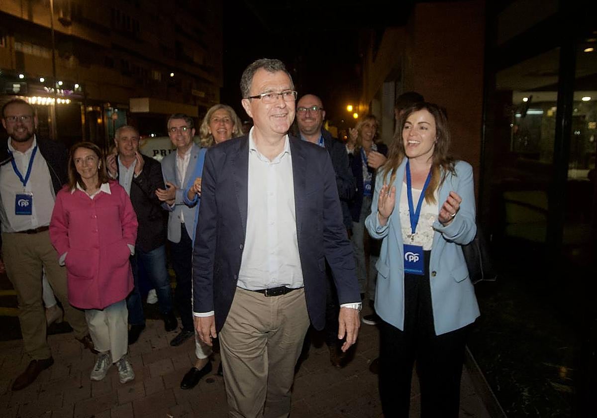 José Ballesta y Rebeca Pérez (PP) celebran los resultados de las elecciones del 28-M.