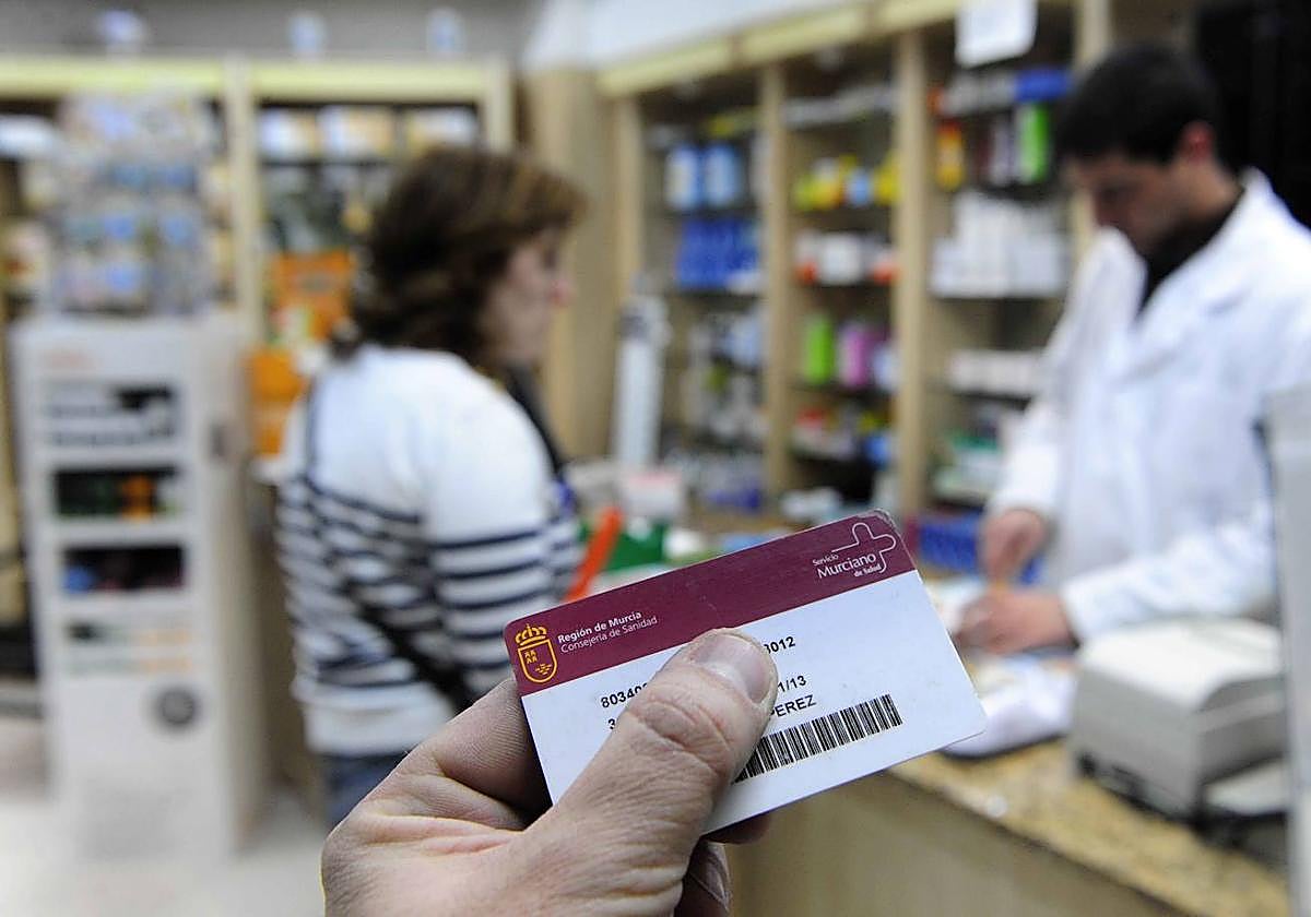 Imagen de archivo de una tarjeta sanitaria del Servicio Murciano de Salud.